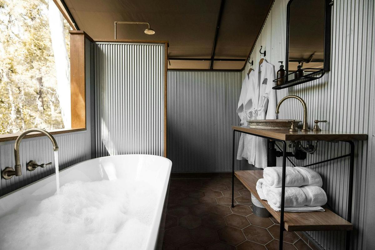 Deluxe Plus safari tent private open-air ensuite