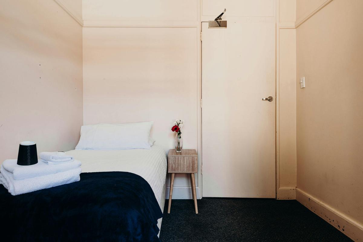 Port Macquarie Hotel, Port Macquarie NSW - Single Room with Shared Bathroom