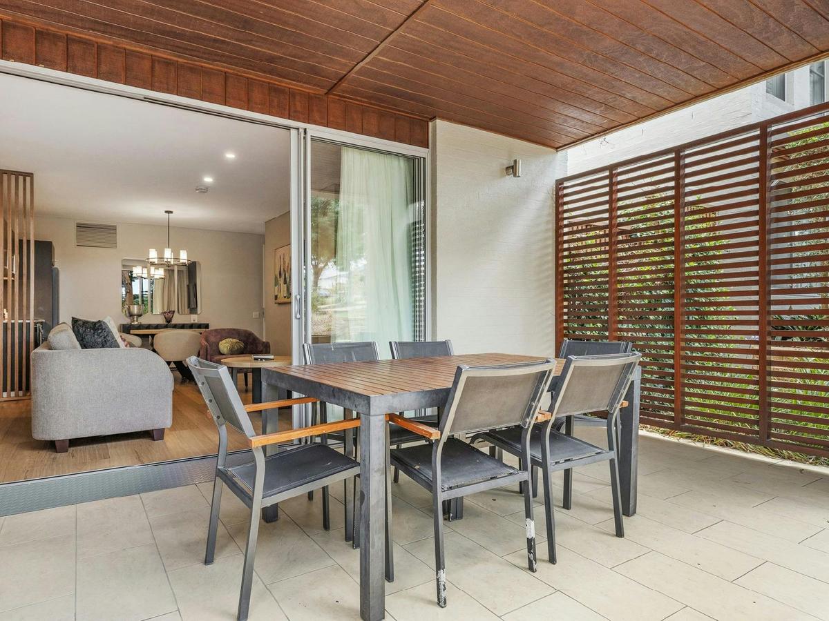 Grand Mercure Apartment Outdoor Dining Area