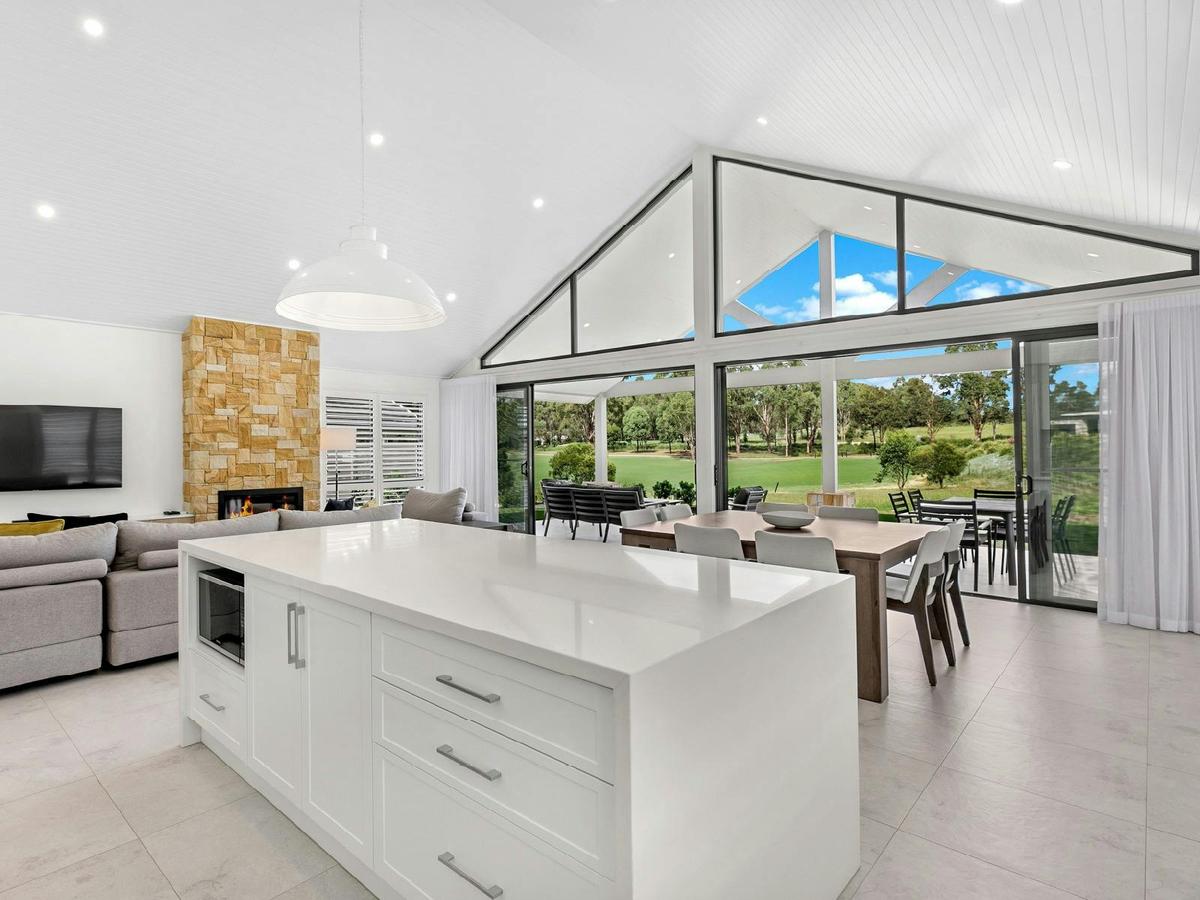 3-Bedroom lodge dining and lounge area