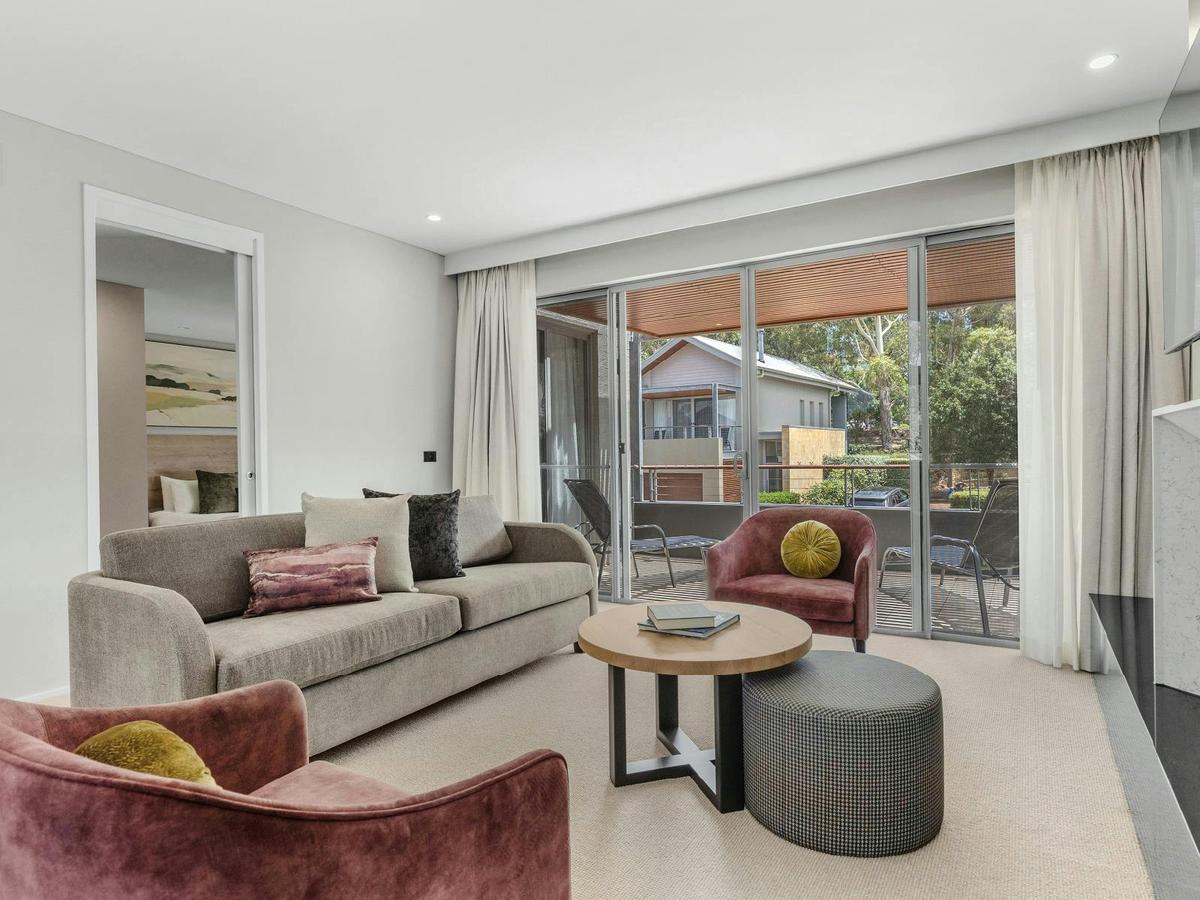 Grand Mercure Apartments Lounge Room