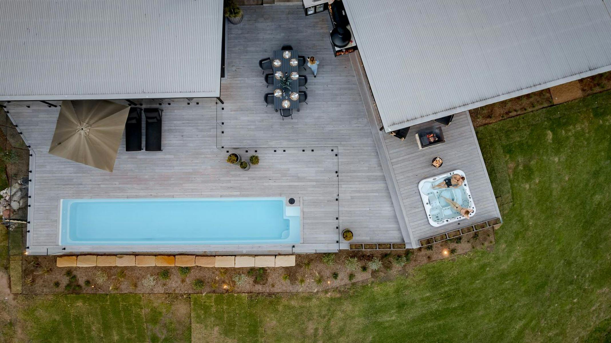 Rea Rea Twilight falls, come together around the fire pit , witness the breathtaking colours in view