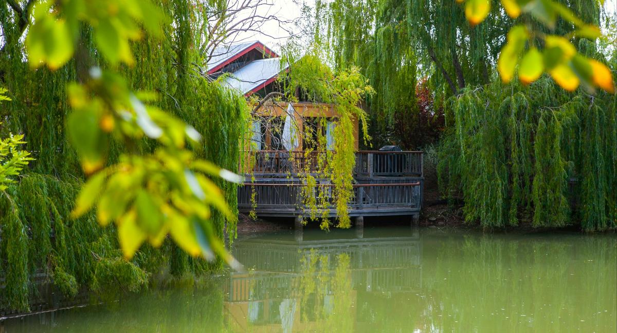 Lakeside Villa (fully self contained) with outdoor decking & views.