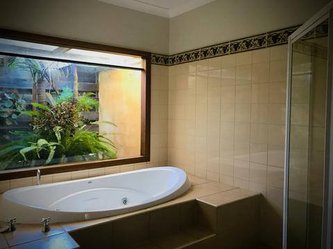 1 Bedroom Lakeside Spa Villa