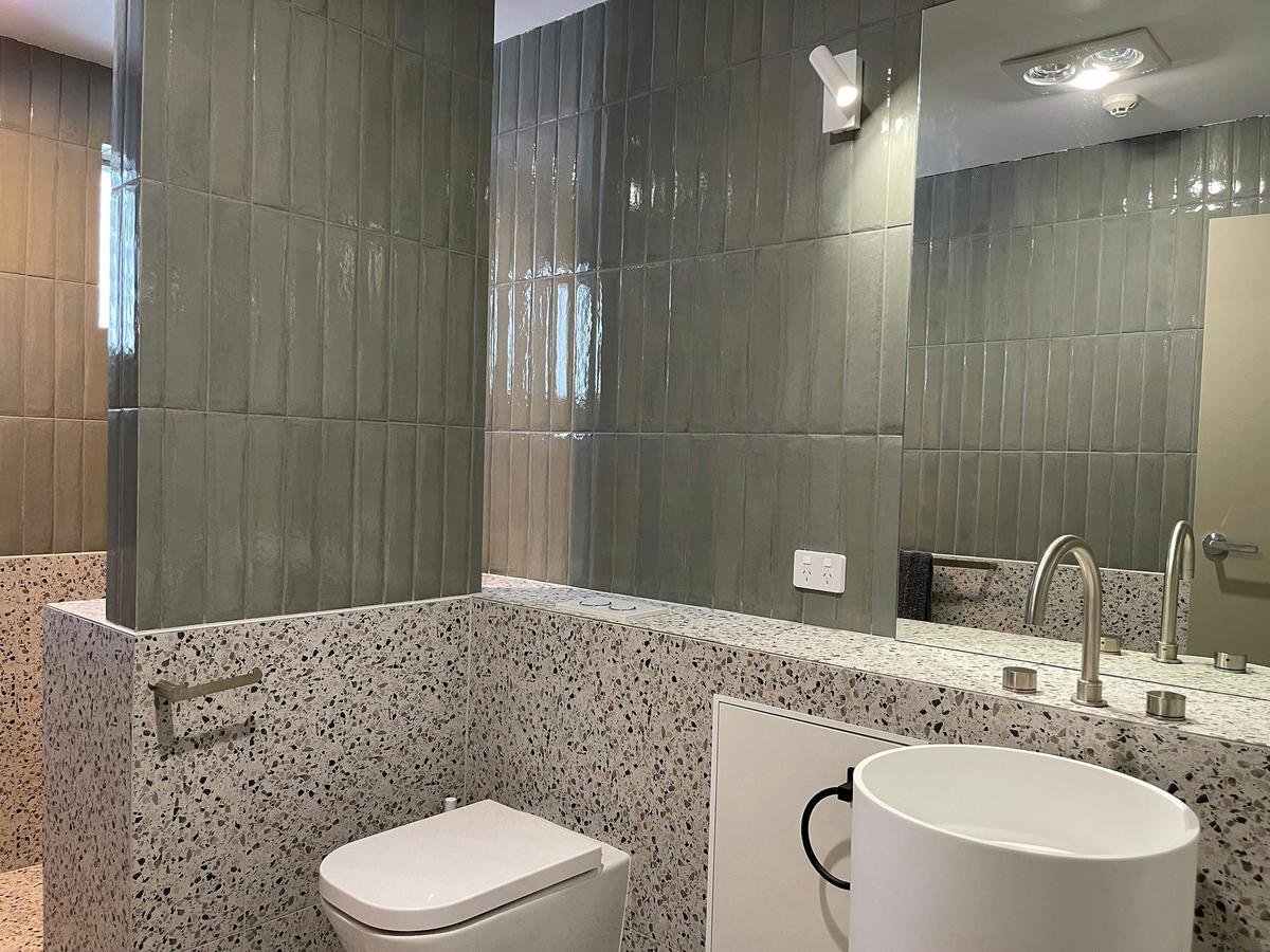 Plantation Hotel, Coffs Harbour NSW - Queen Room (Ensuite) - Bathroom