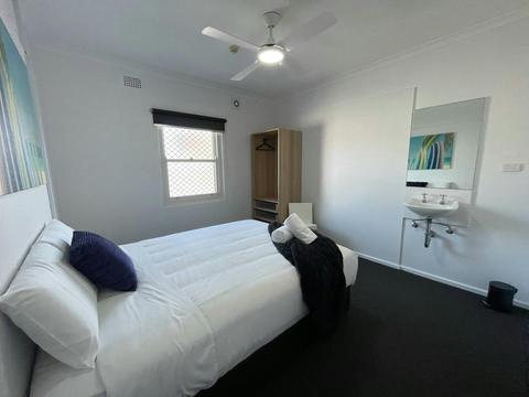 Plantation Hotel, Coffs Harbour NSW - Queen Room (Shared Bathroom)