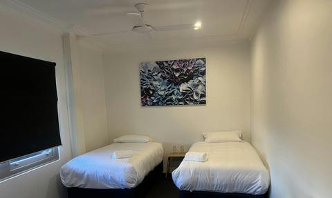 Plantation Hotel, Coffs Harbour NSW - Twin King-Single Room (Shared Bathroom)
