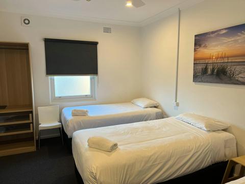Plantation Hotel, Coffs Harbour NSW - Twin Single Double Room (Shared Bathroom)