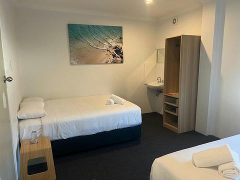 Plantation Hotel, Coffs Harbour NSW - Queen Single Room (Shared Bathroom)
