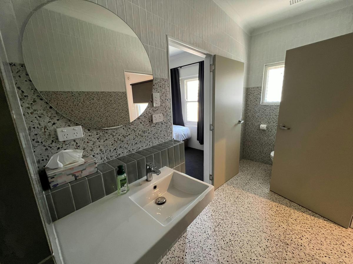 Plantation Hotel, Coffs Harbour NSW - Two Room (Ensuite) - Bathroom