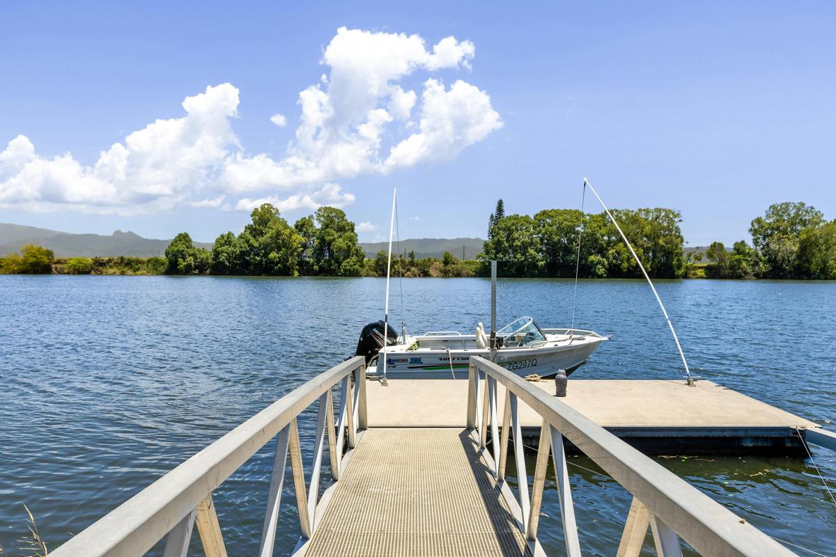 Private boat pontoon