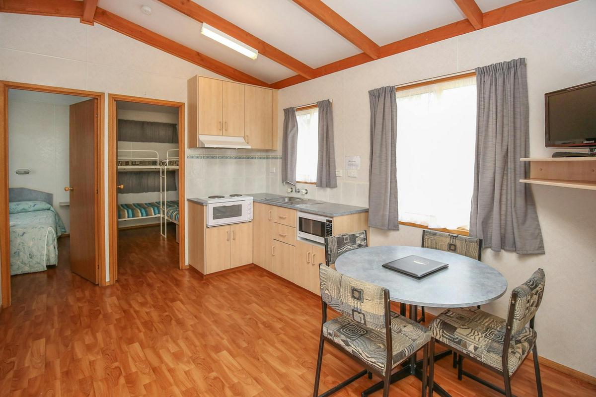 Ensuite Riverview Cabin Kitchen