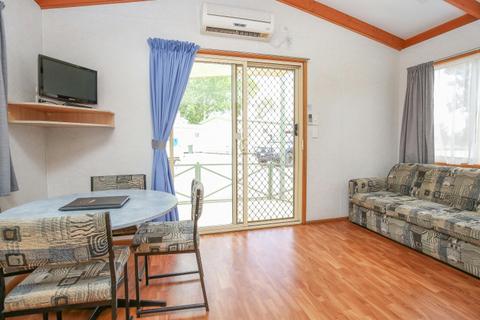 Ensuite Riverview Cabin Living