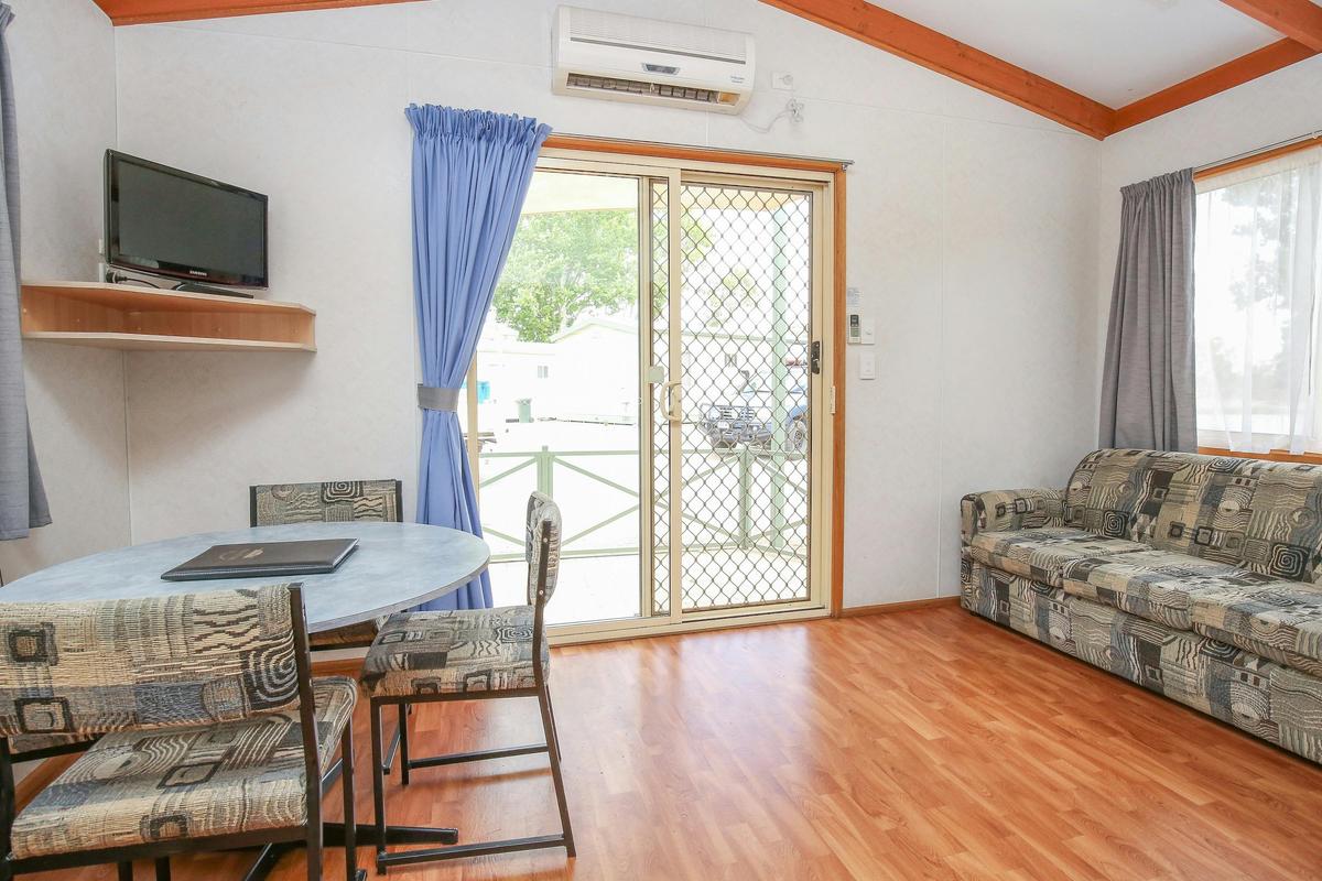 Ensuite Riverview Cabin Living