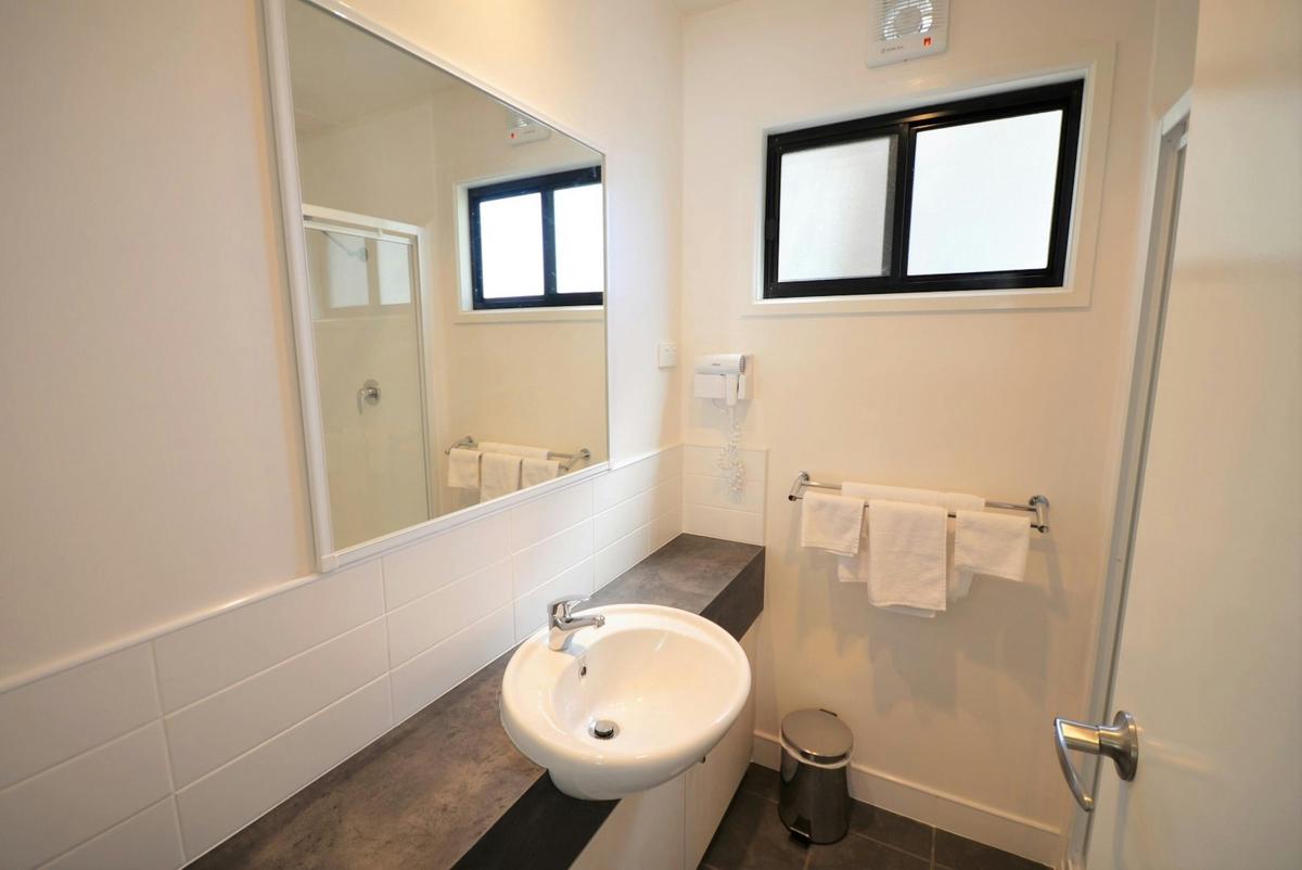 Executive River Cabin Bathroom