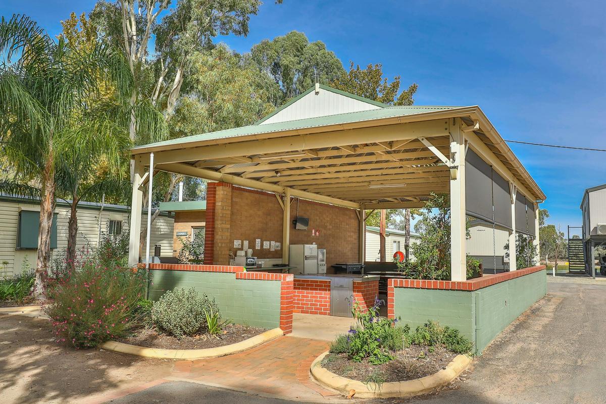 Rivergardens Holiday Park Camp Kitchen