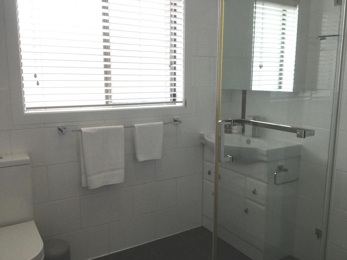 Suoerior Queen Room bathroom