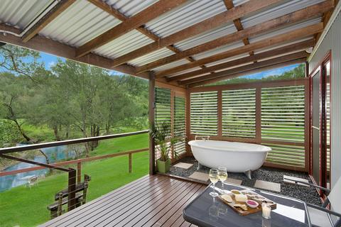 Romantic Country Getaway - Creekside Cabin