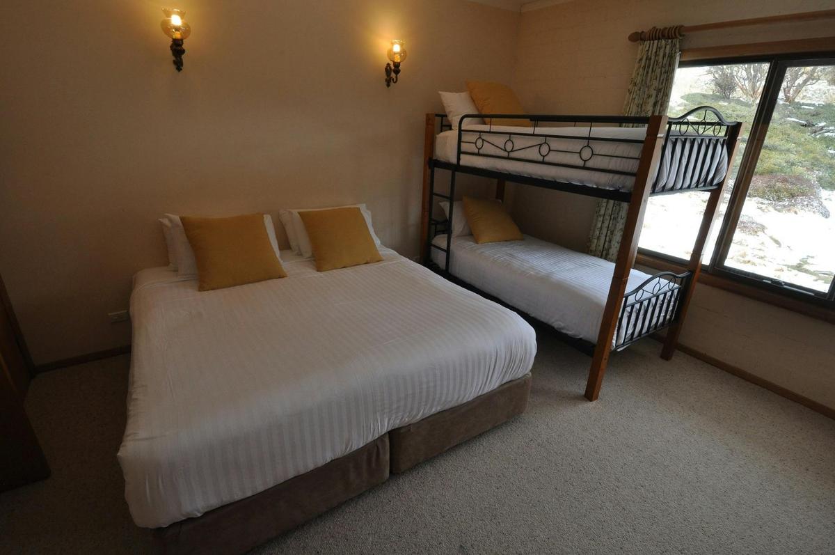 3 Bedroom Sleeps 8 - 2nd Room