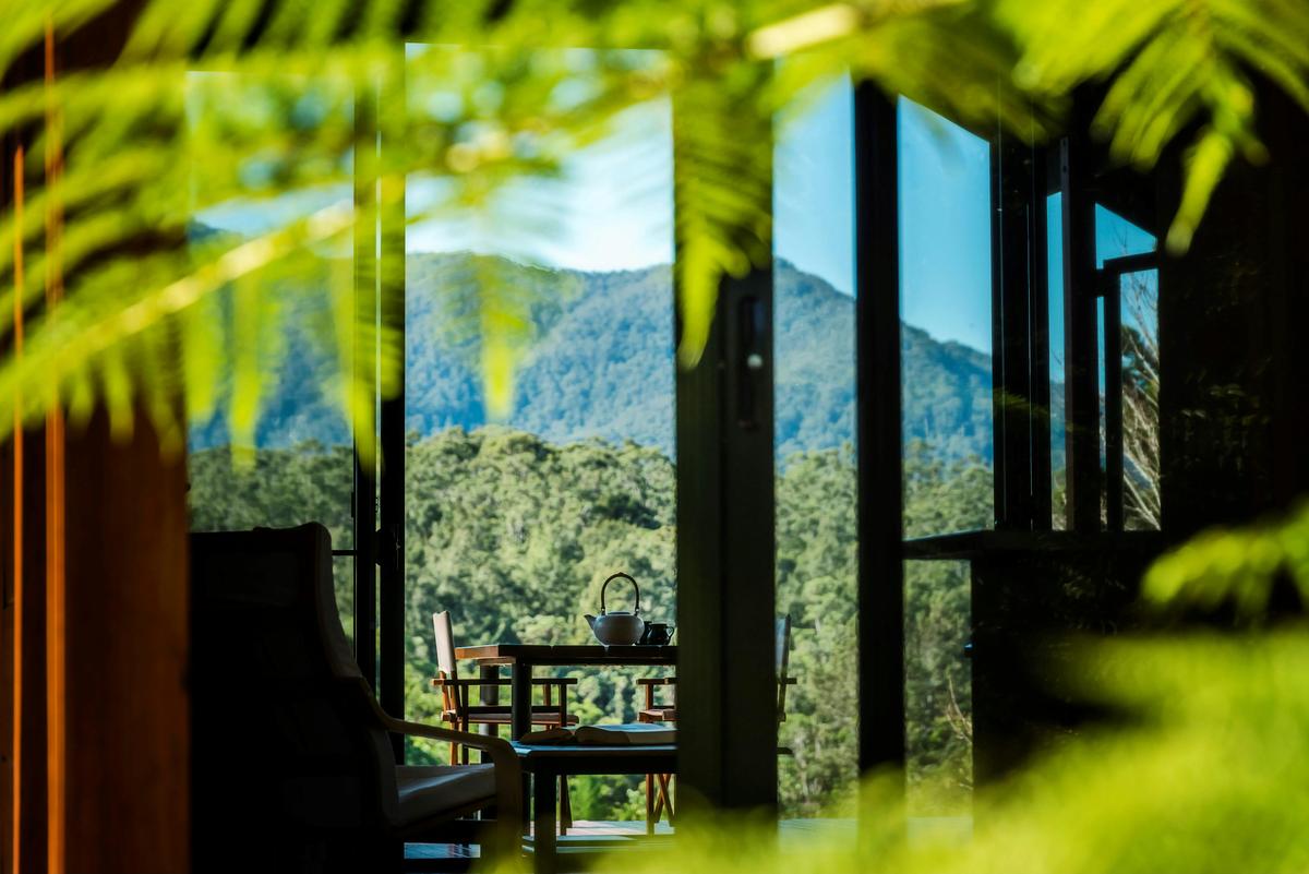 Glass from ceiling to floor