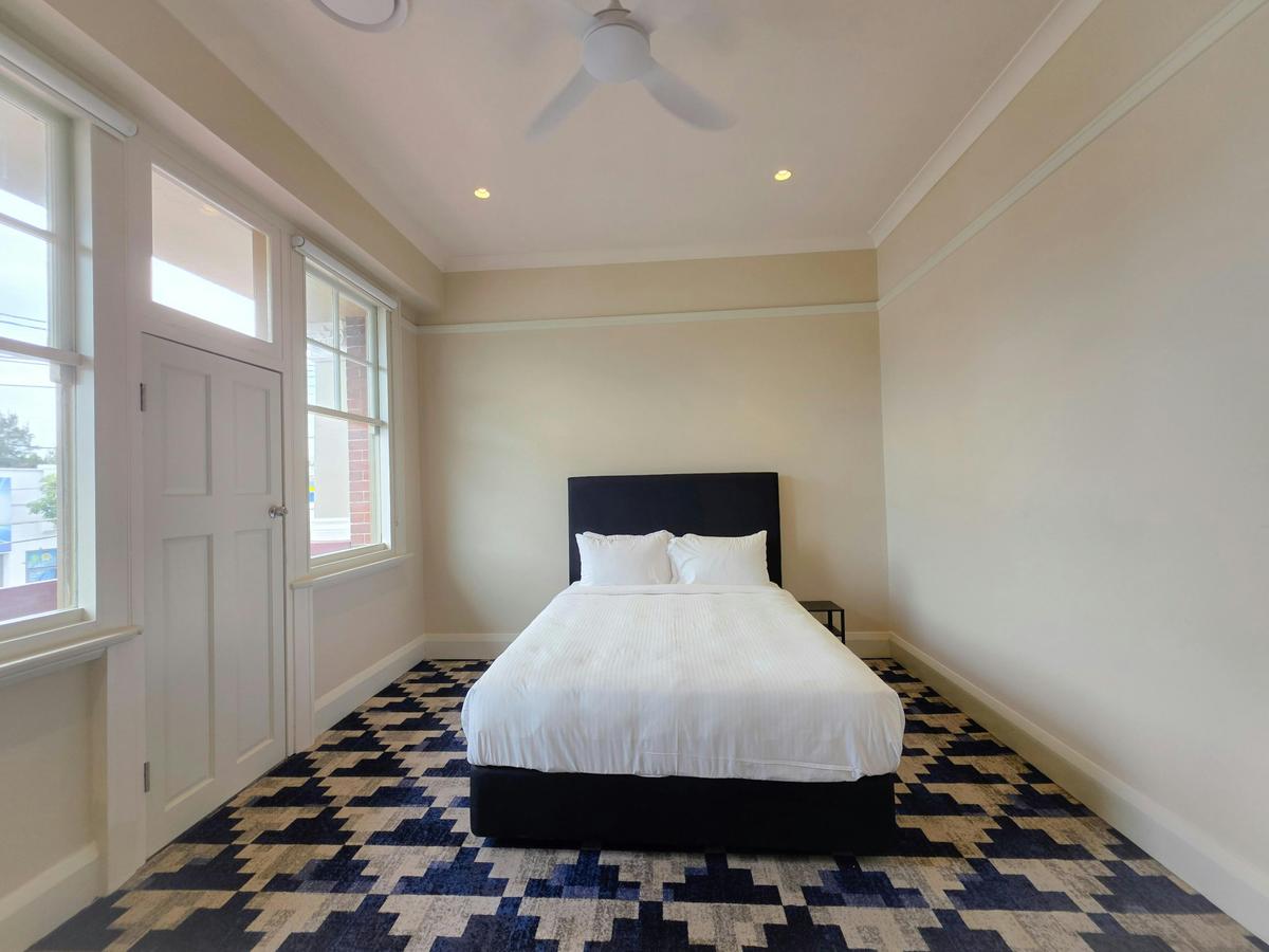 Riverview Hotel Tempe, NSW - Queen Balcony Room (Shared Bathroom)