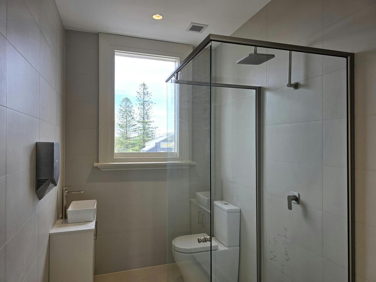 Riverview Hotel Tempe, NSW - Three Bedroom Queen Room (Private Bathroom)