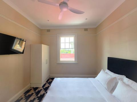 Riverview Hotel Tempe, NSW - Three Bedroom Queen Room (Private Bathroom)