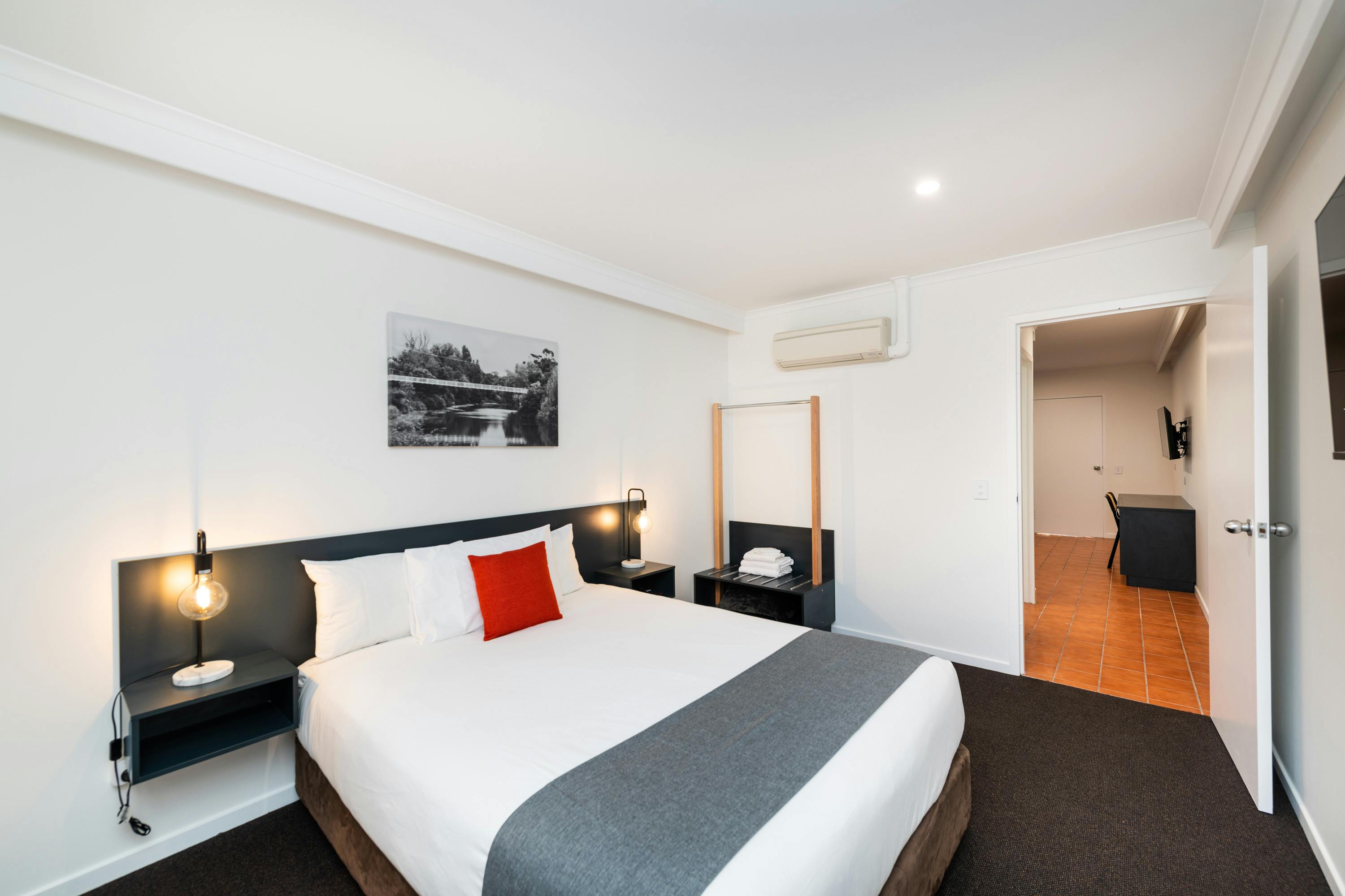 River Motel - Bedroom of Queen Suite with Kitchen