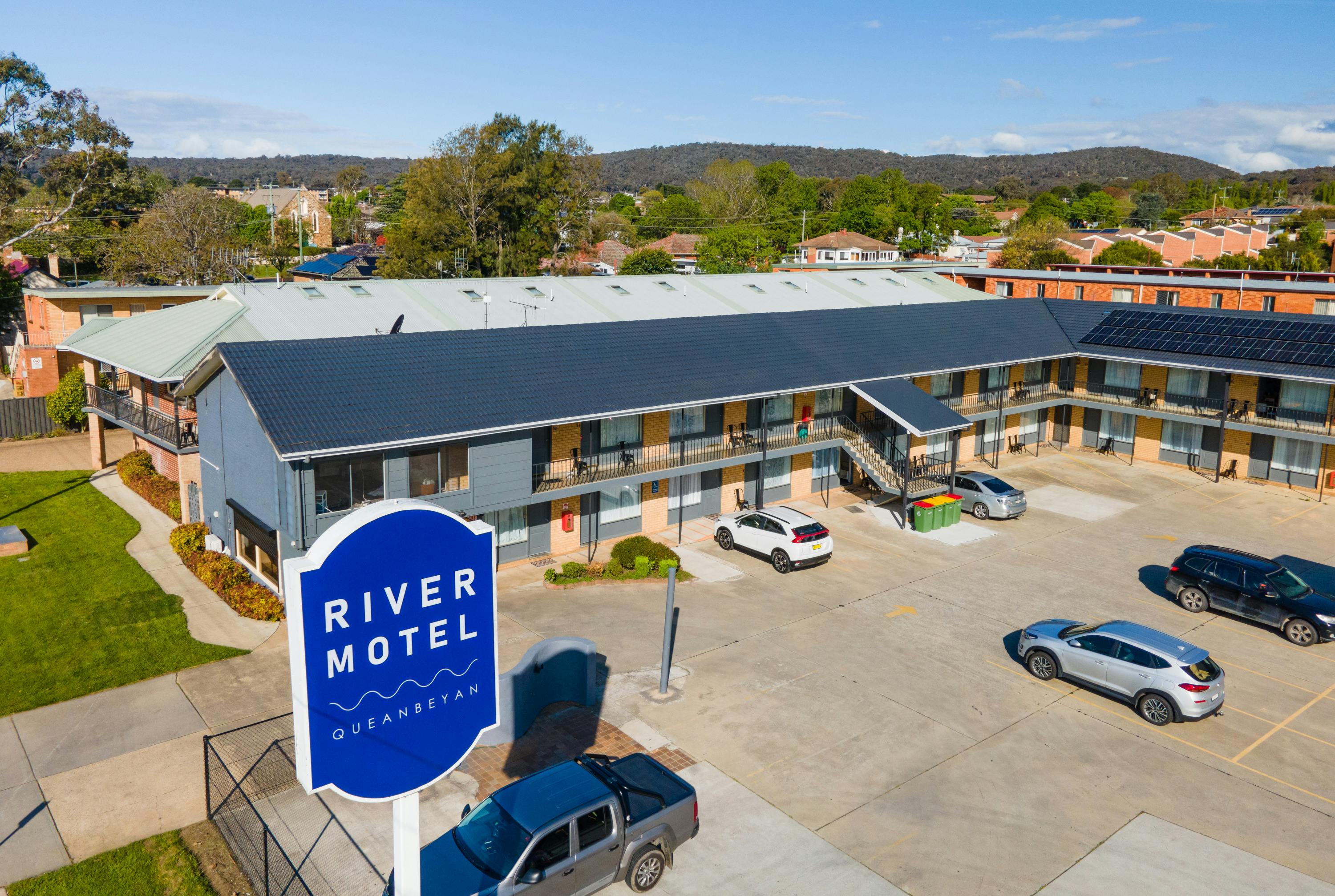 River Motel - Front Exterior with Parking
