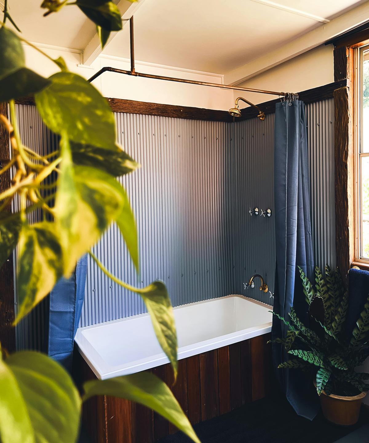 Bathroom with all towels and a bathing bar to spoil guests.