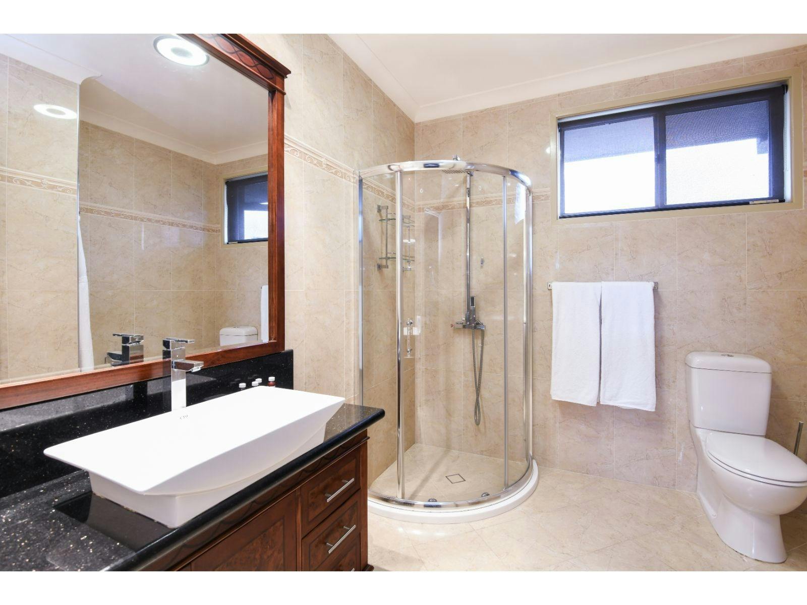 Premium Queen Room Bathroom