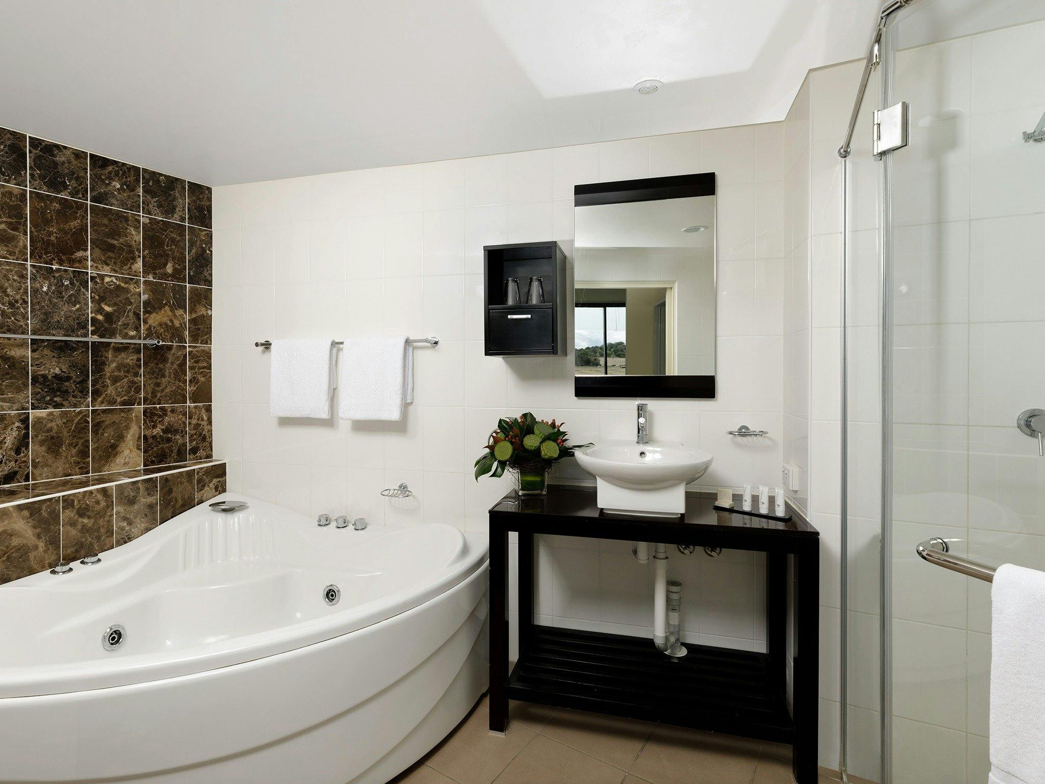 Rydges Bathurst bath