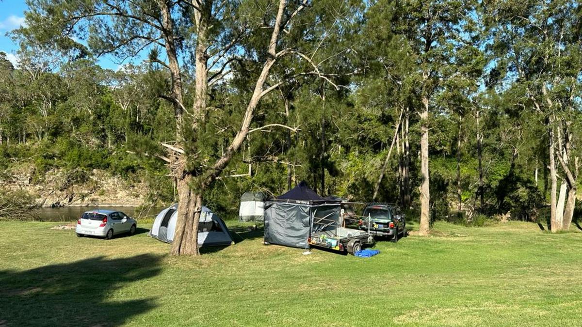 Long Flat Pub Riverside Camping