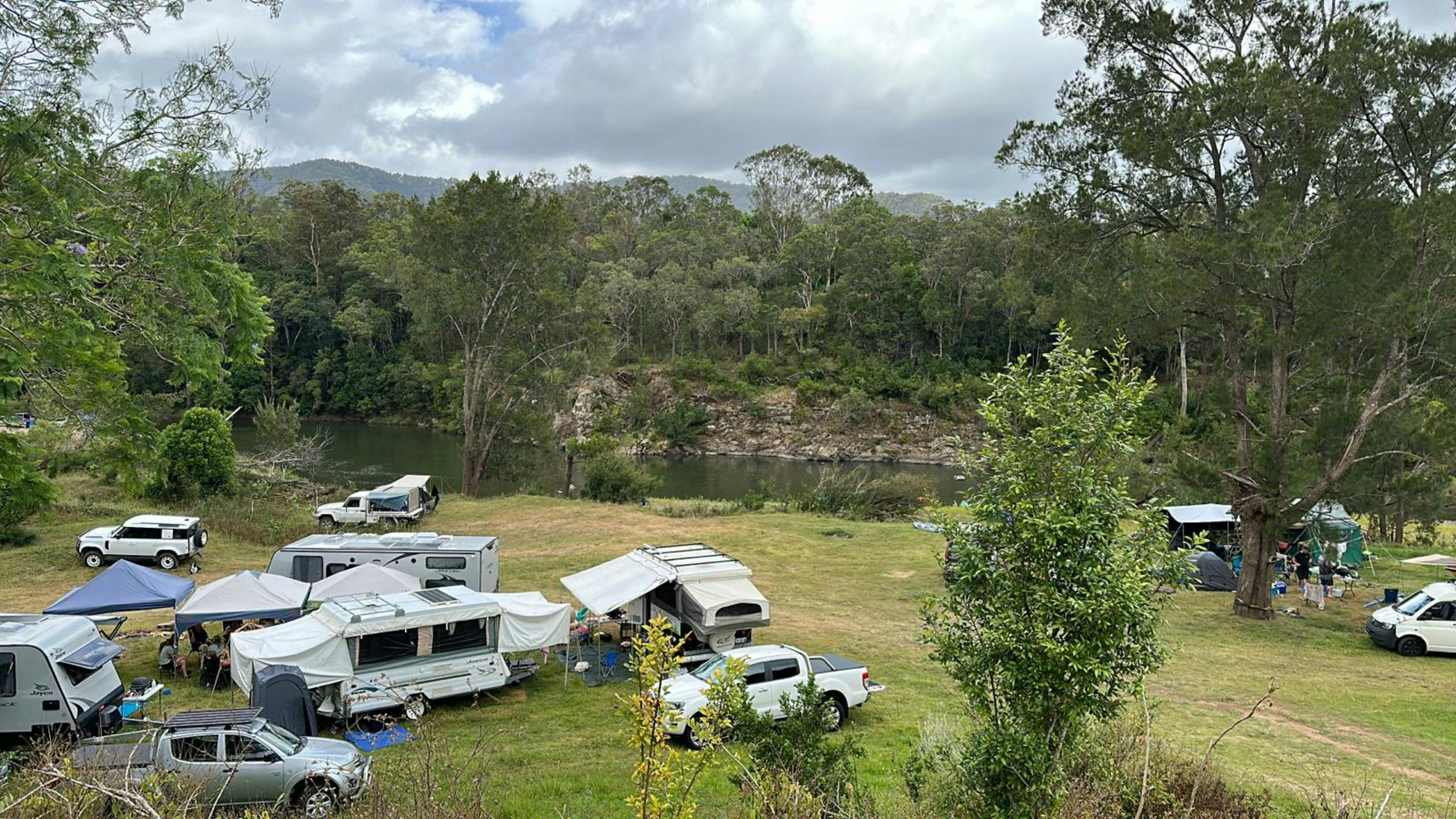 Riverside Camping - Long Flat Pub