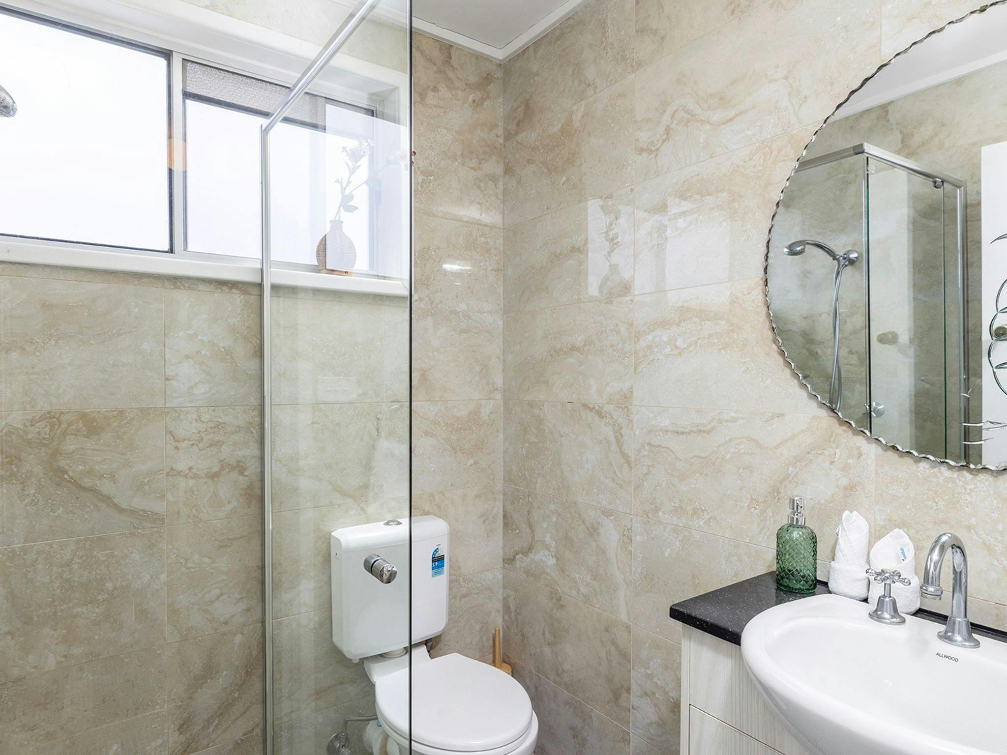 Ensuite Bathroom | Upstairs