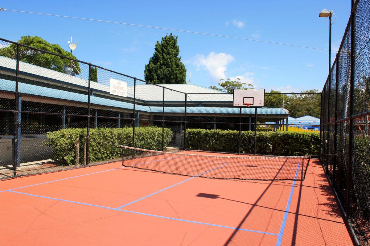 1/2 tennis and basketball court