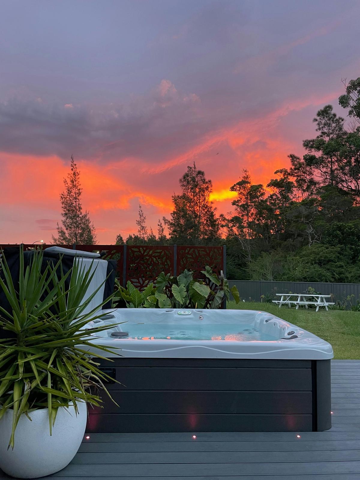 Sunset soaks hit different here 🌅💦 Unwind in the hot tub and watch the sky turn gold