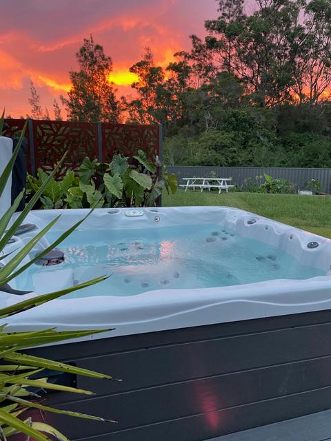 Evenings done right ✨ Soak up the sunset from the hot tub and let the worries melt away. BYO wine