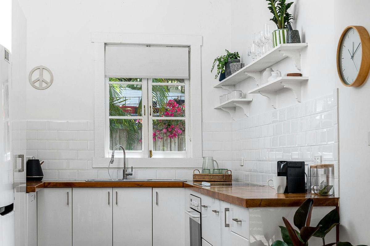 San Juan Surfers Cottage - Byron Bay - Kitchen