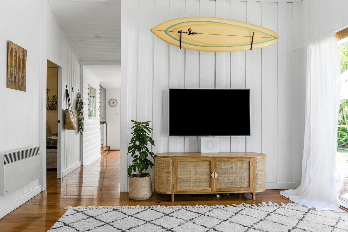 San Juan Surfers Cottage - Byron Bay - Lounge towards Kitchen