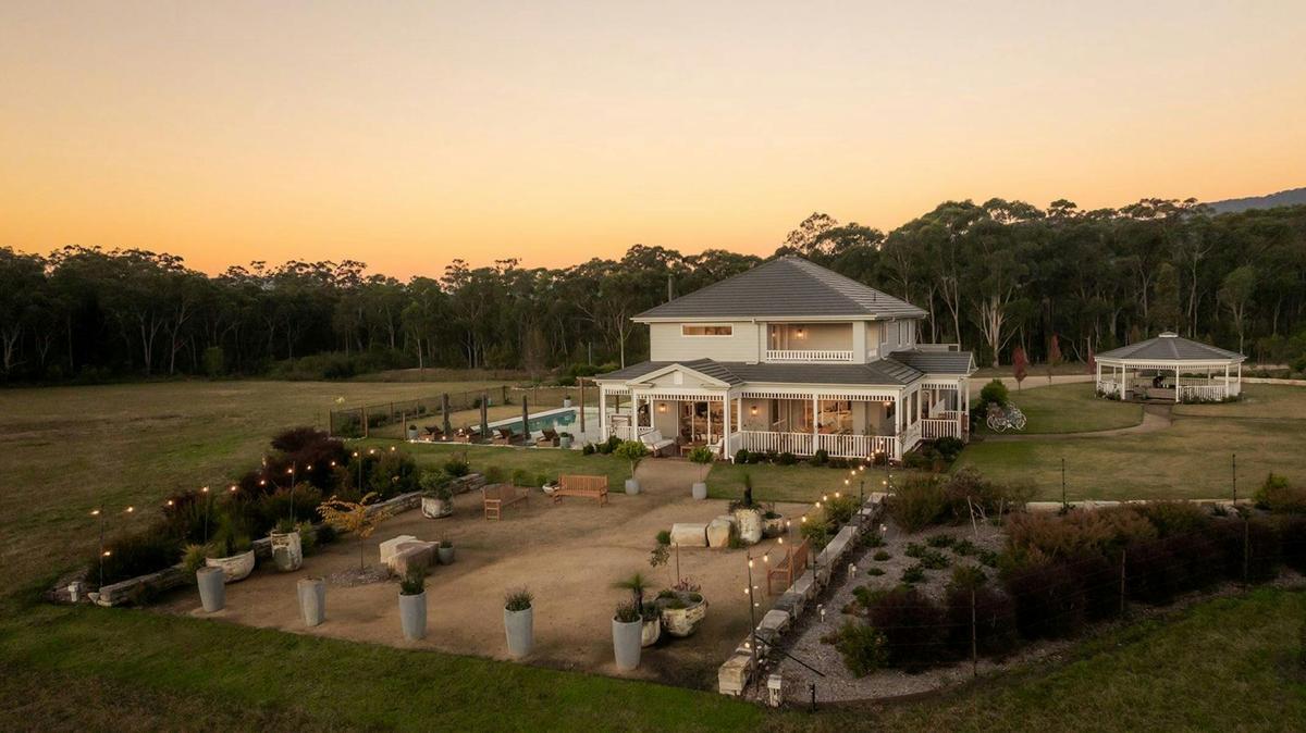 Saddle Ridge - Designed for those who appreciate elegance and comfort, luxurious estate spans 4 acre