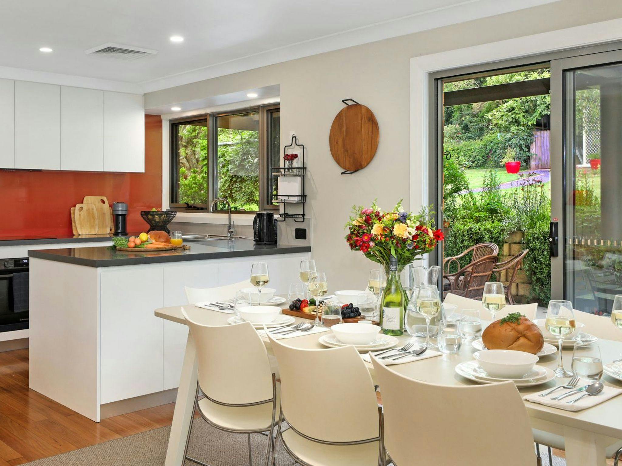 Dining | 900m to Historic Osborn House est. 1890s