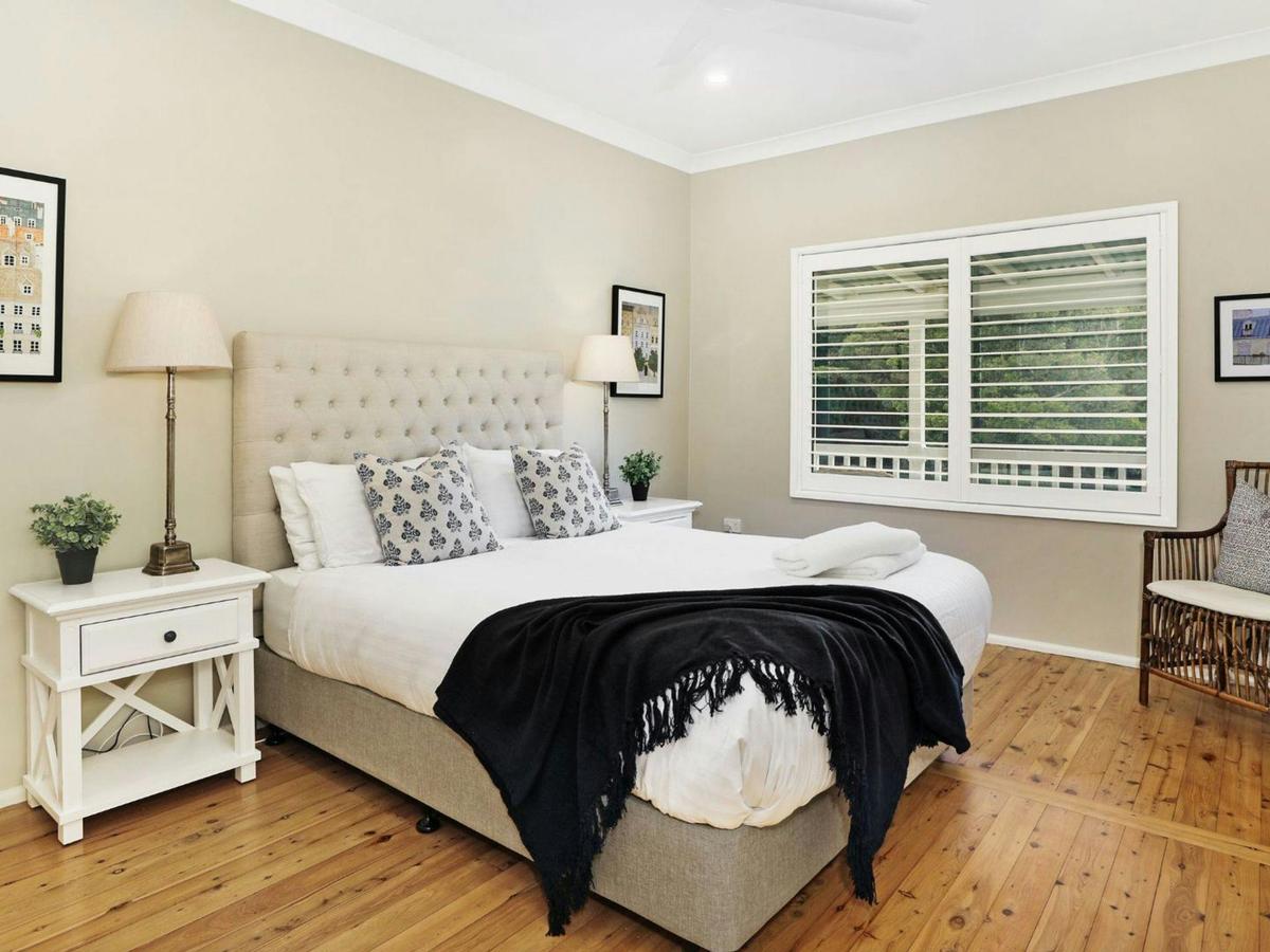 Somerset | Bedroom 1 | Queen | Ceiling fan