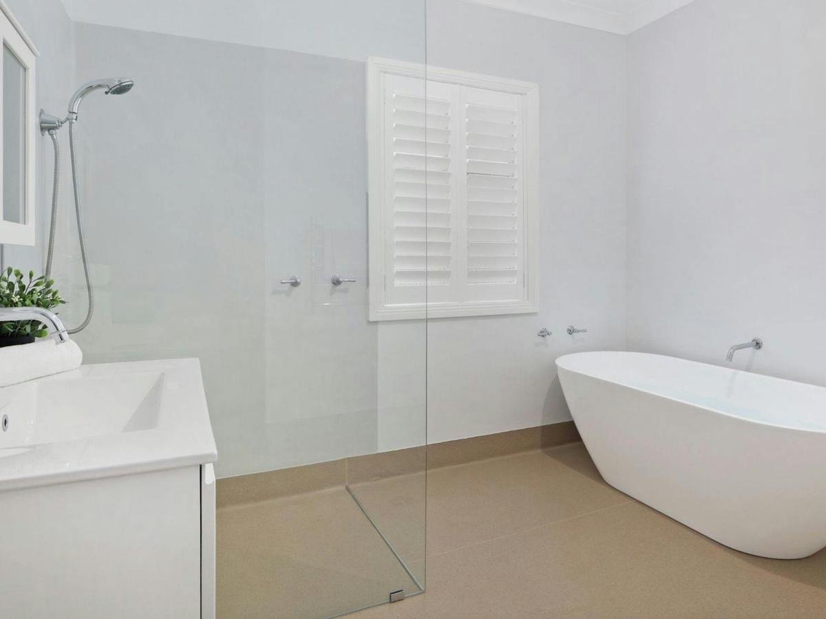 Somerset | Bathroom | Bathtub 