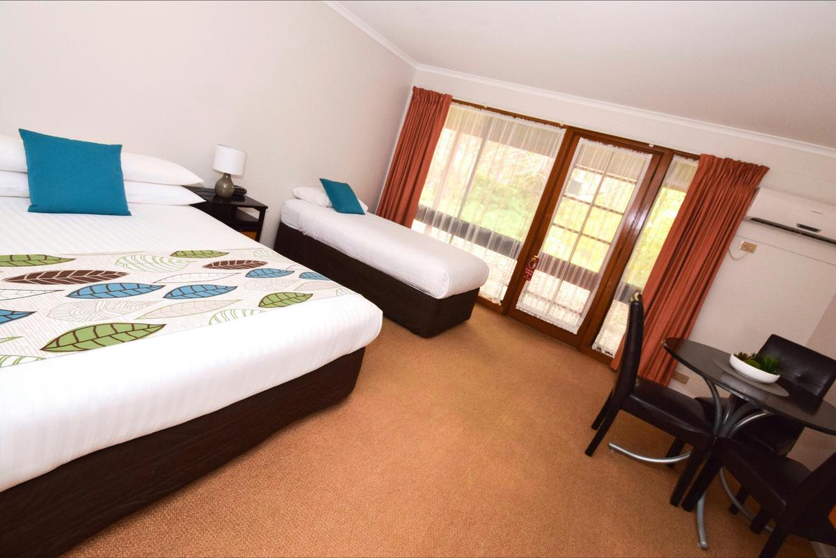River Country Inn - Deluxe Twin Room