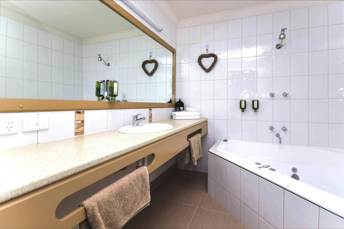 River Country Inn-King Spa Bathroom