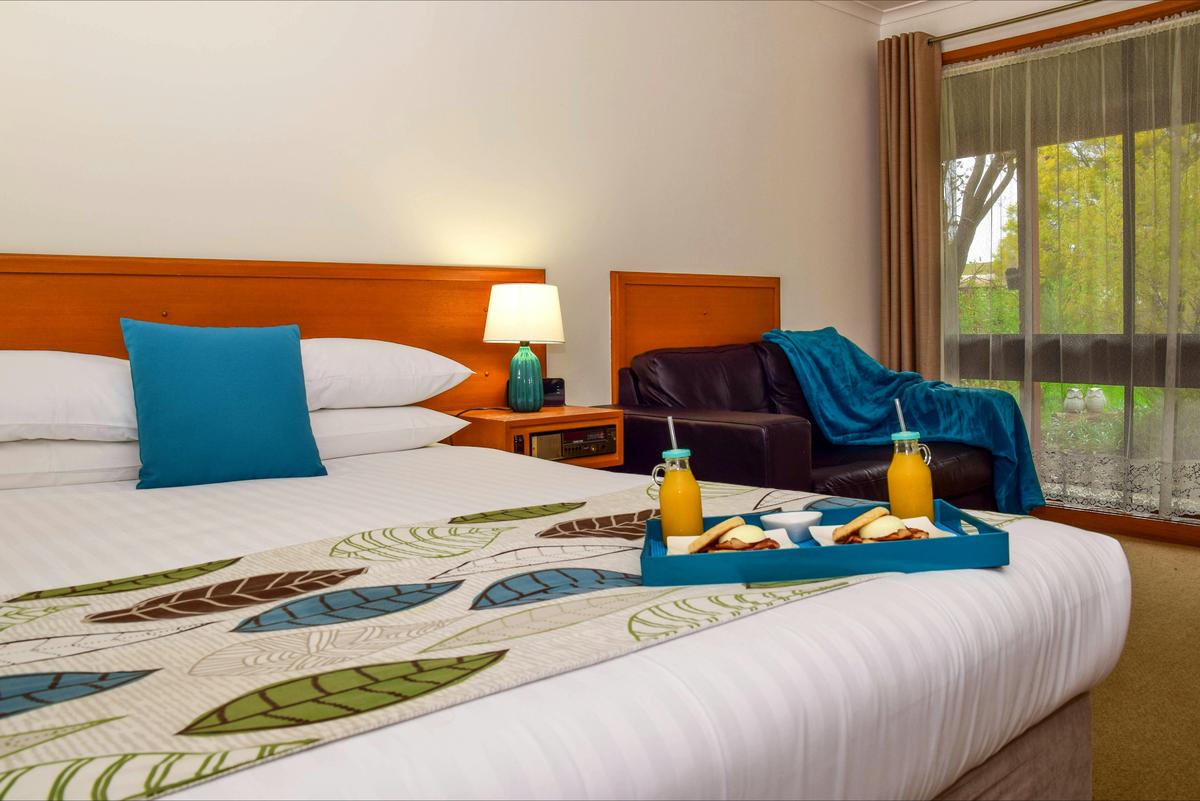 River Country Inn - Deluxe Queen Room