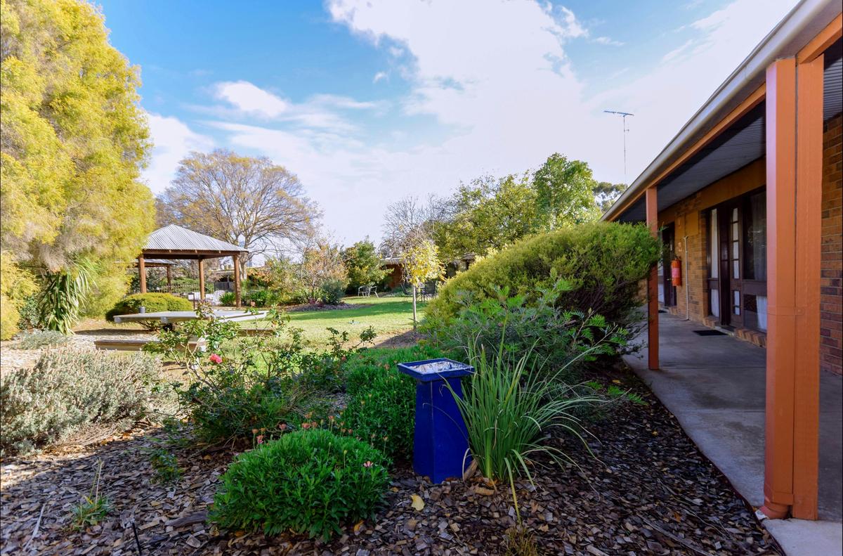 River Country Inn - Two Room Unit Gardens