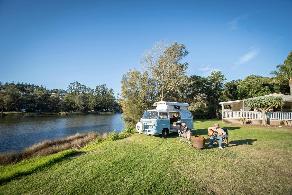 Sites along Crooked River at Seven Mile Beach Holiday Park