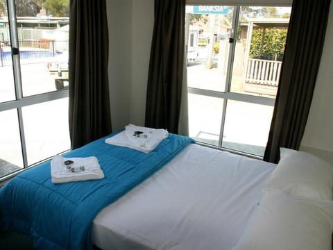 Deluxe Cabin - Main Bedroom